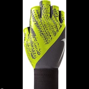 NIKE Men’s Dynamic Training Gloves Color Cool Grey